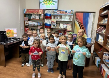 19 сентября 2025г. совместно с воспитанниками старшей группы д/с №24 «Теремок» проведена библиотечная акция «Пусть всегда будет м...