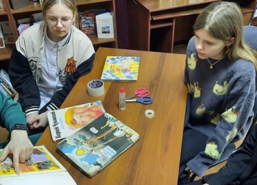 14 февраля 2025 года был проведён библиотечный урок в кружке&nbsp;по сохранности фонда &laquo;Айболит&raquo;, на тему &laquo;Как делают книгу&raquo;
