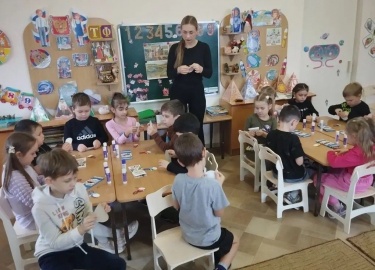 2 декабря 2025 года провели увлекательный час весёлых затей &laquo;Новогодние огни приглашают в сказку&raquo; в клубе...