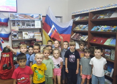 21 августа 2025г. провели патриотический час «Флаг державы - символ страны» для воспитанников старшей группы детского сада №24 «Т...