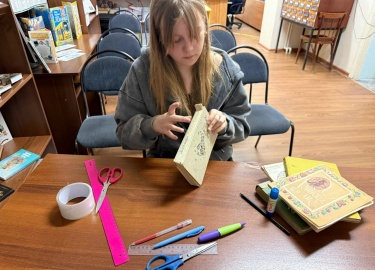 28 марта 2026 года провели библиотечный урок &laquo;Одёжка для обложки&raquo; в кружке по сохранности фонда &laquo;Ай...